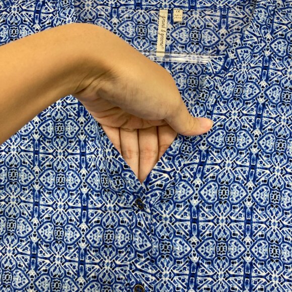 Grand & Green size 1X Blue V Neck Abstract Pattern Ultra Soft Blouse Office - Picture 3 of 12